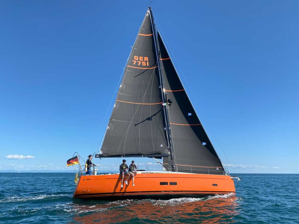 Performanceyacht Kultfabrik unter Segeln