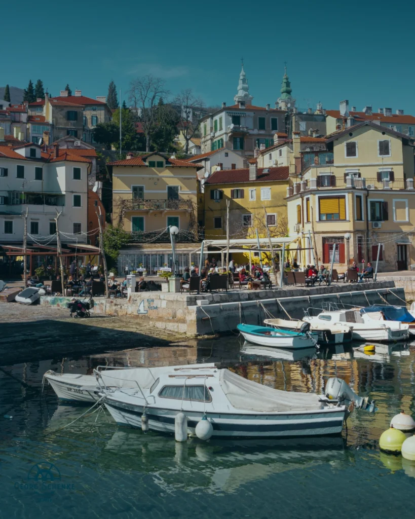 Blick auf einen mediterranen Hafenort