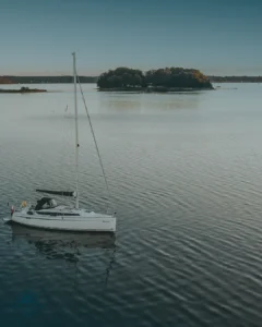 Eine Segelyacht ankert bei den Ochseninseln in der Flensburger Förde
