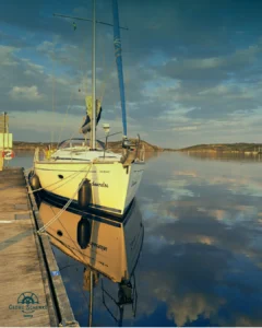 eine Bavaria liegt am Steg