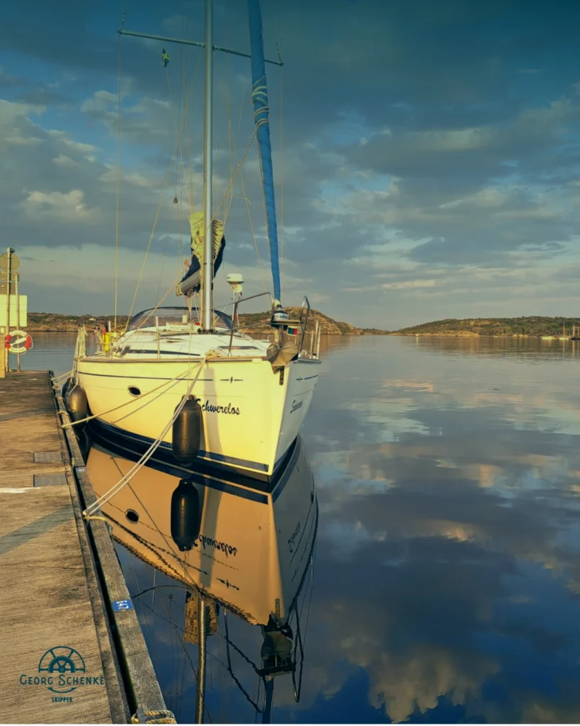 eine Bavaria liegt am Steg