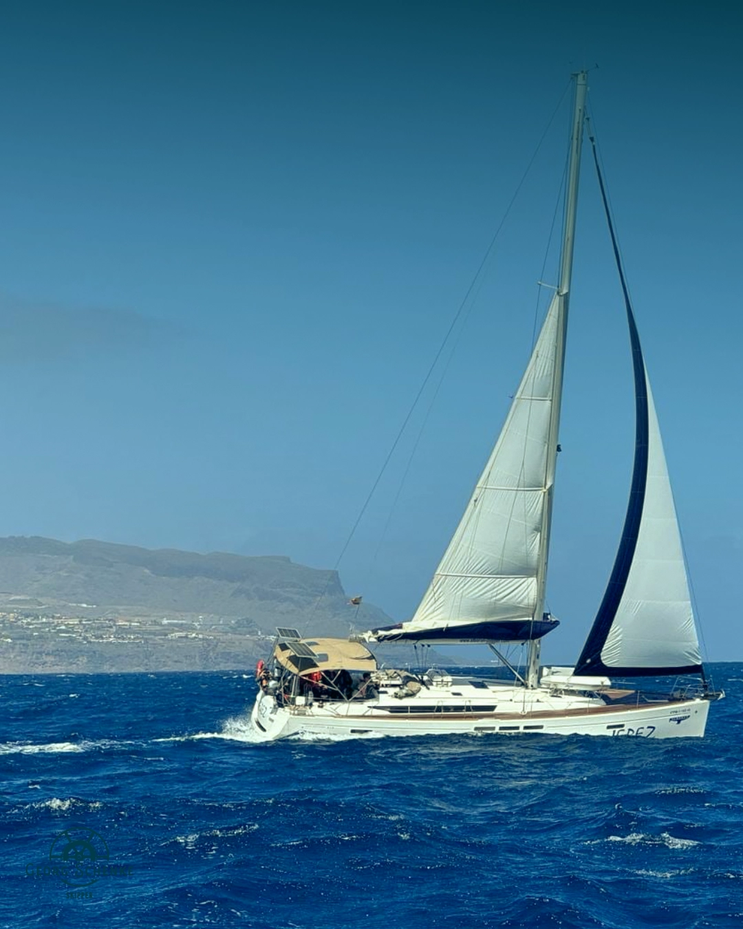 Segelyacht segelt mit gerefften Segeln bei La Gomera