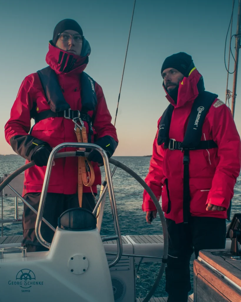 Teilnehmer am Steuer einer Segelyacht – Skippertraining, Einzelunterricht Segeln Ostsee