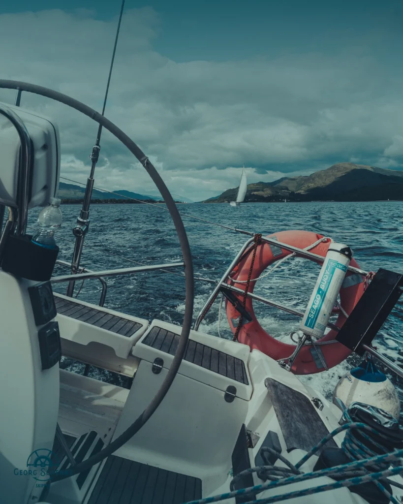 Segelndes Boot bei starkem Wind und Bewölkung