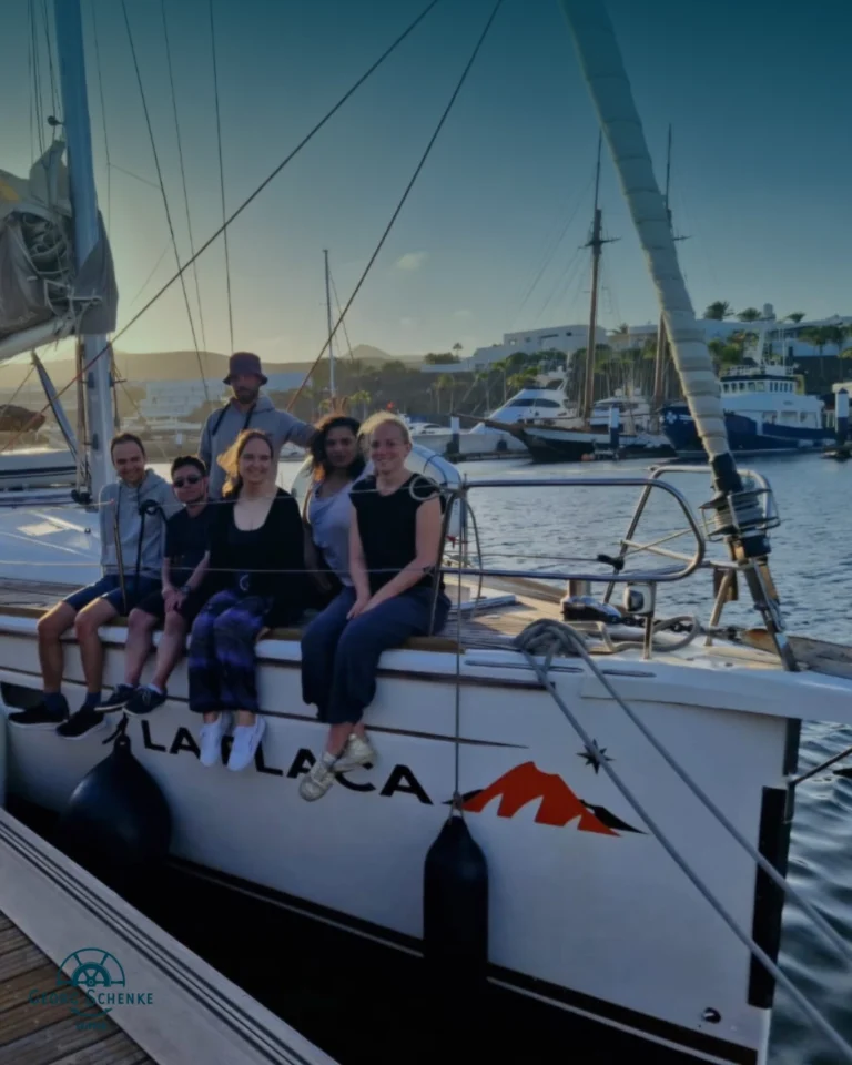 Crew sitzt auf dem Boot La Flaca auf Lanzarote