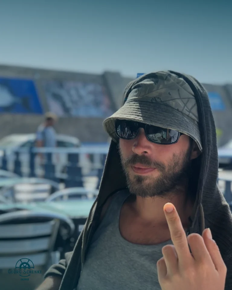 Georg sitzt liebenswürdig wie immer im Café auf Teneriffa