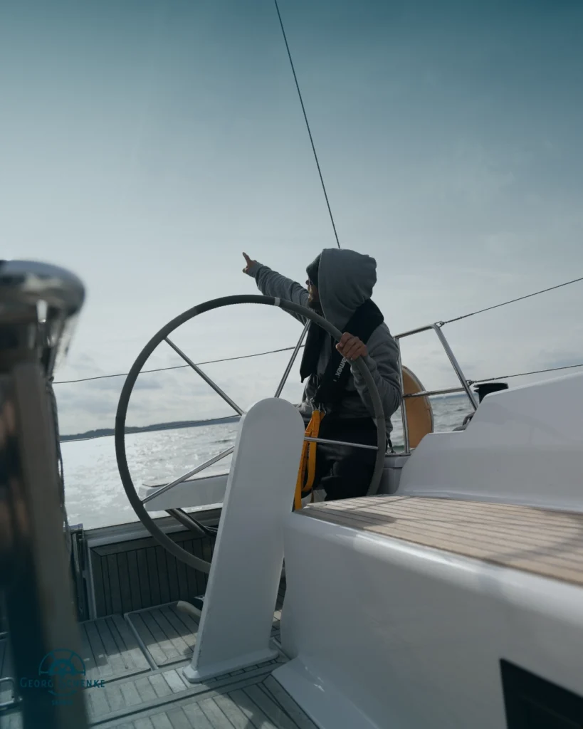 Georg sitzt am Steuer und zeigt wo es lang geht