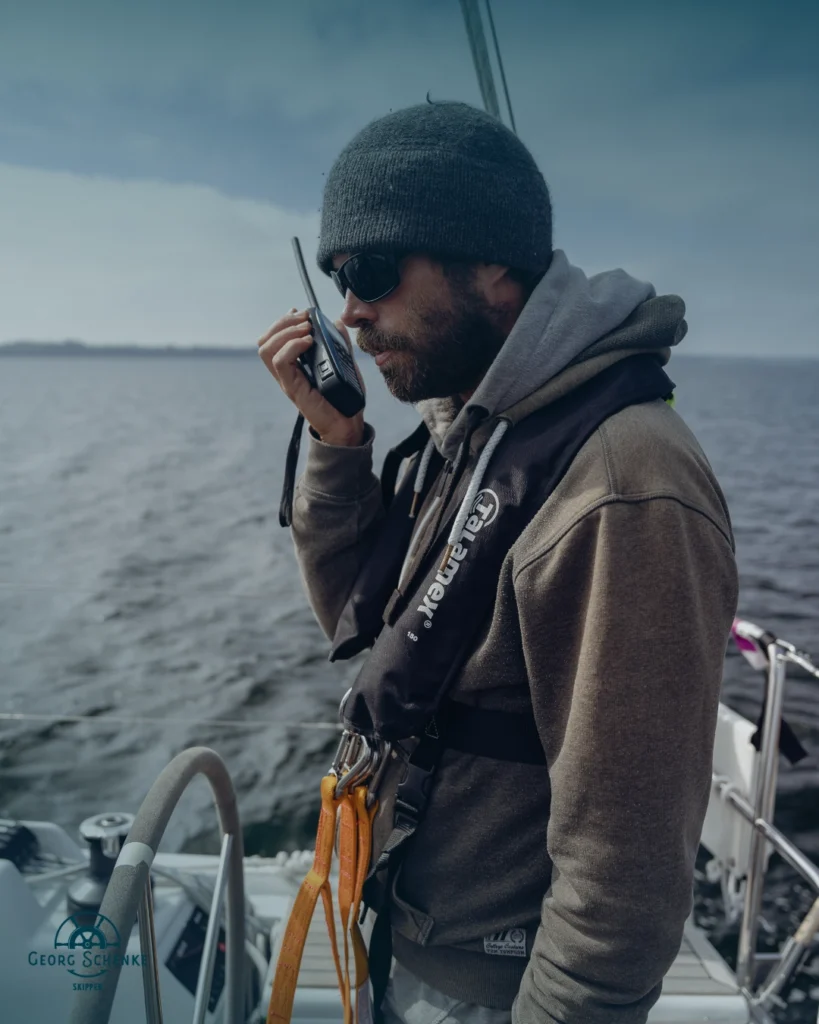 Georg steht da am Steuer mit dem Funkgerät in der Hand