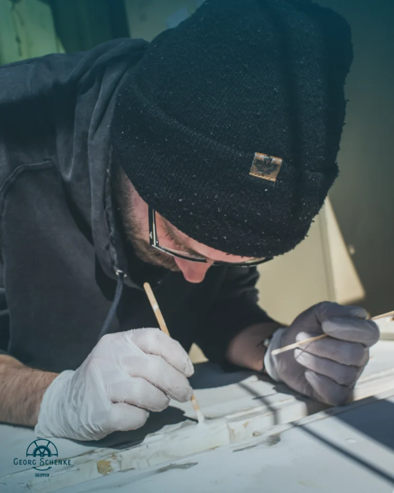georg repariert ein surfboard