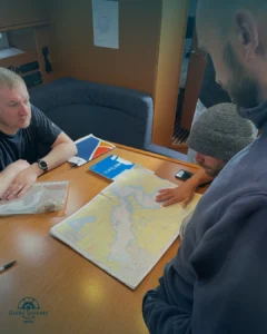 Peter und Georg sitzen an der Seekarte