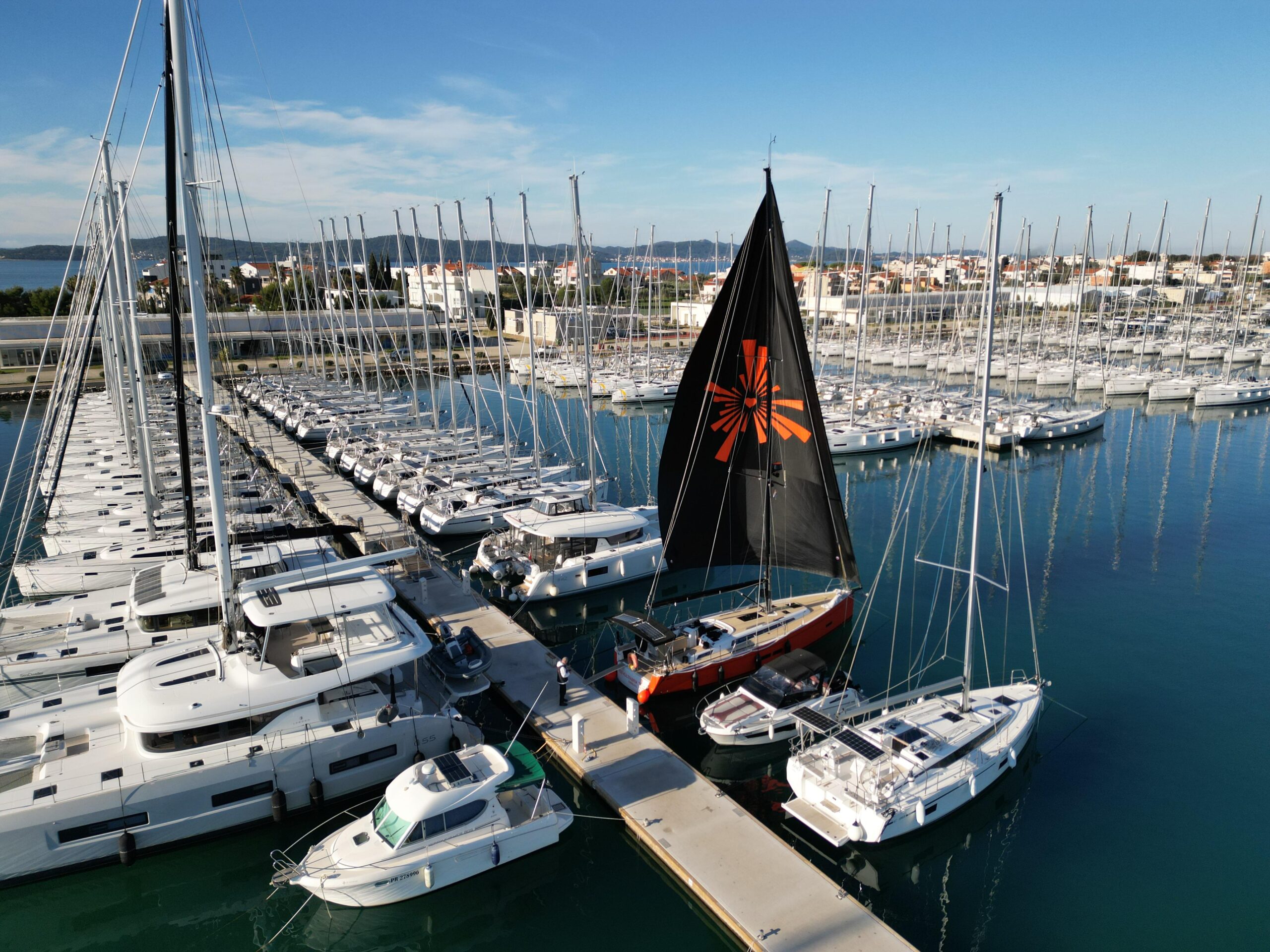 Kultfabrik im Hafen mit gesetztem Gennacker