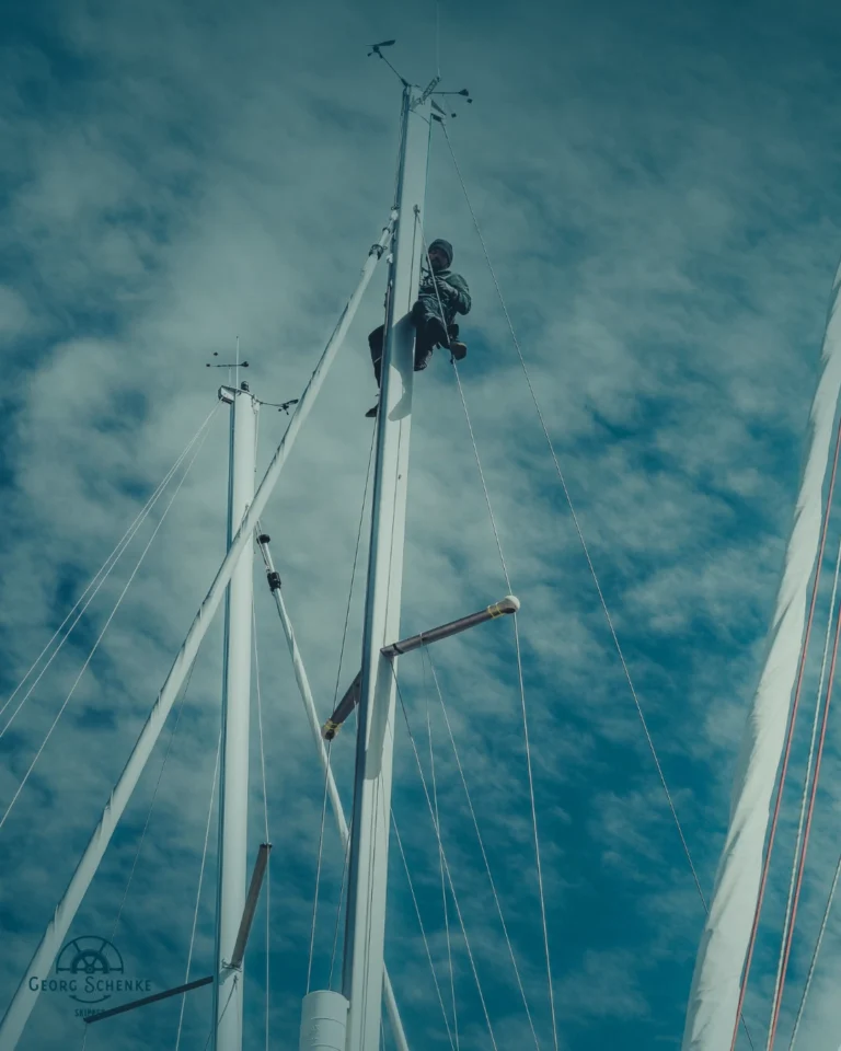 Georg hängt im Mast