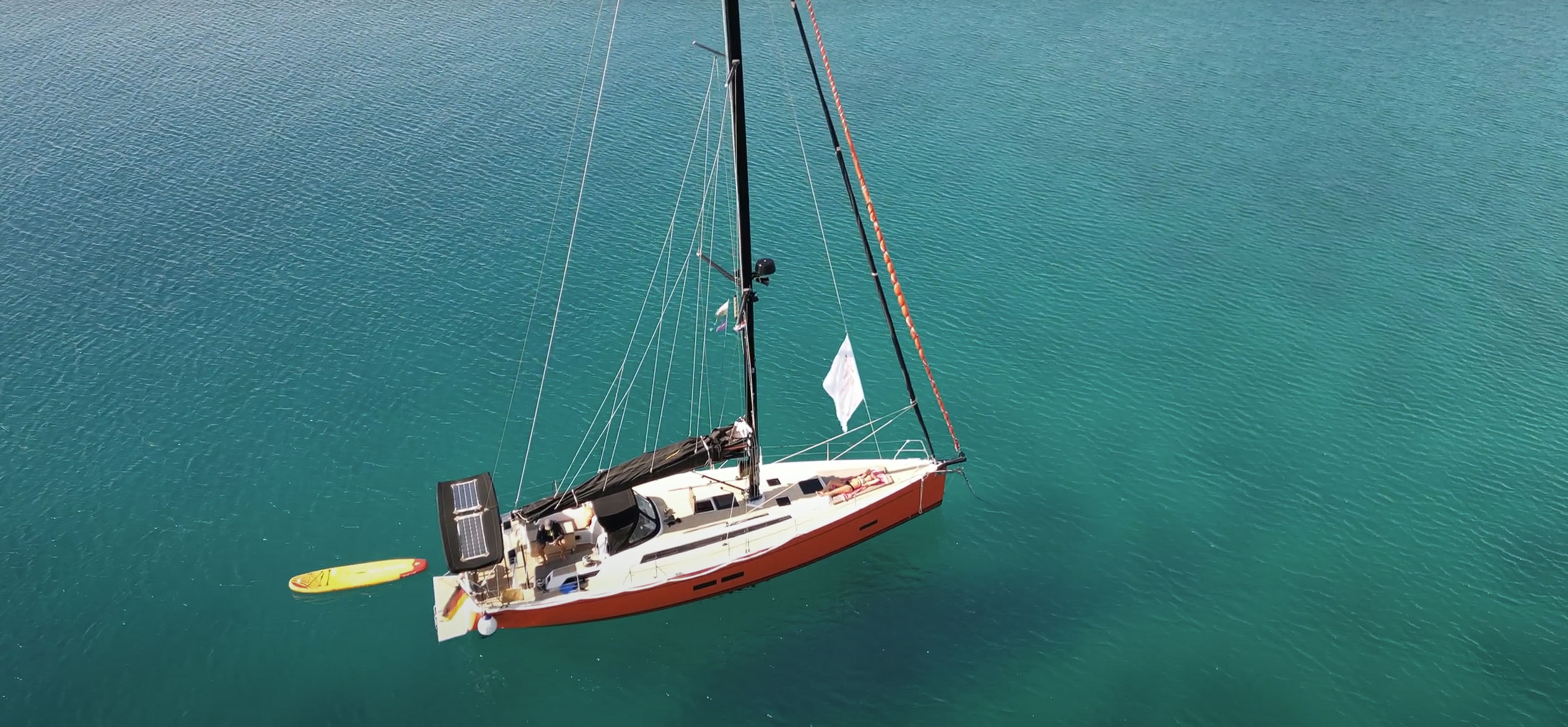 Performanceyacht Kultfabrik liegt vor Anker