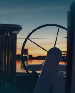 Steuerrad im Sonnenuntergang