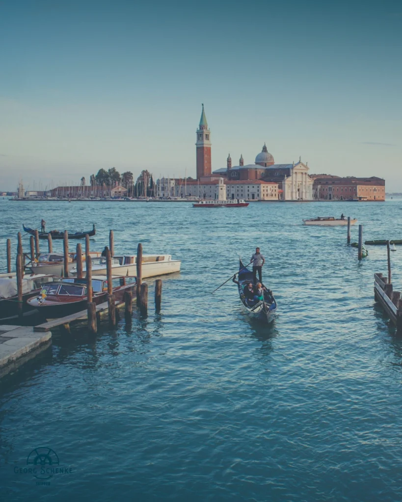 Eine Gondoliere in Venedig, im Hintergrund ein Teil der Stadt