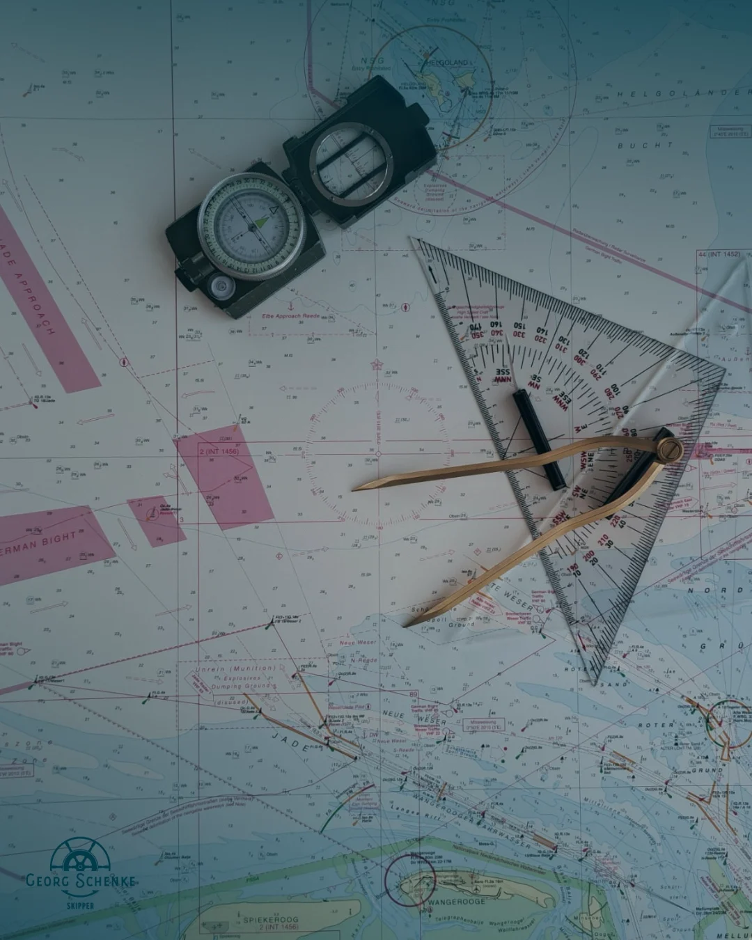 Seekarte mit Navigationsbesteck und Kompass