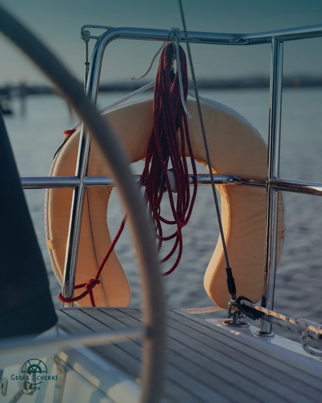 Ein Rettungskragen hängt an der Reling am Heck der Segelyacht